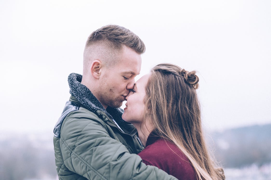 Een helpende hand geven handen van man en vrouw op blauwe